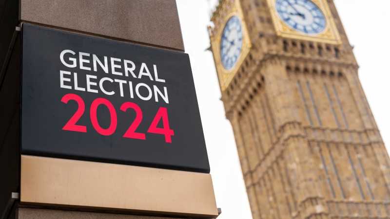 En skylt som annonserar "General Election 2024" med en suddig bild av Big Ben i bakgrunden.