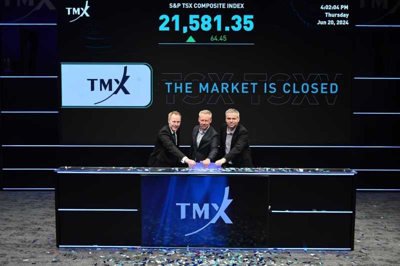 Bild på tre personer som deltar i avslutningsceremonin för handelsdagen på TMX i Toronto.